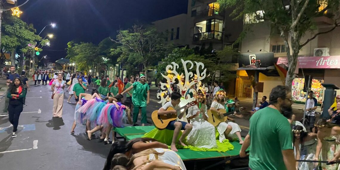Desfile temático e chegada do Papai Noel são destaques na abertura do Natal na Praça de Sapiranga