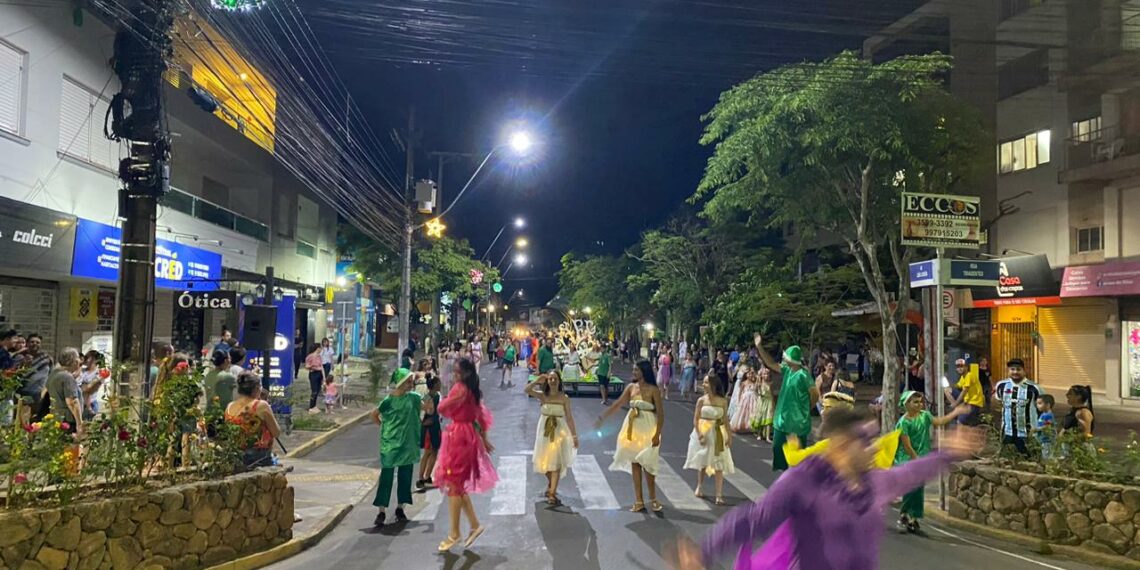 Desfile temático e chegada do Papai Noel são destaques na abertura do Natal na Praça de Sapiranga