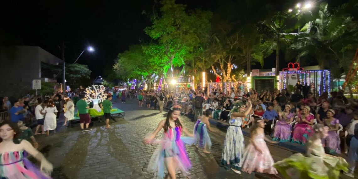 Desfile temático e chegada do Papai Noel são destaques na abertura do Natal na Praça de Sapiranga