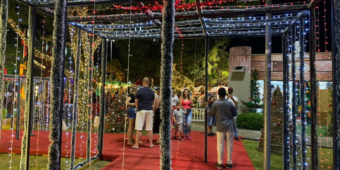 Desfile temático e chegada do Papai Noel são destaques na abertura do Natal na Praça de Sapiranga