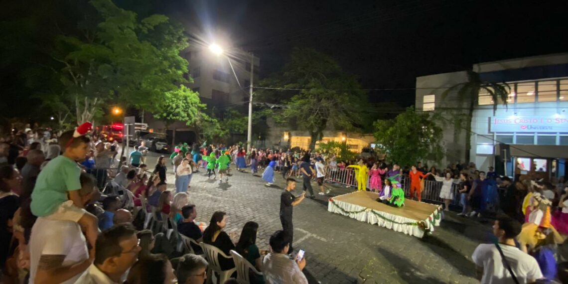 Desfile temático e chegada do Papai Noel são destaques na abertura do Natal na Praça de Sapiranga