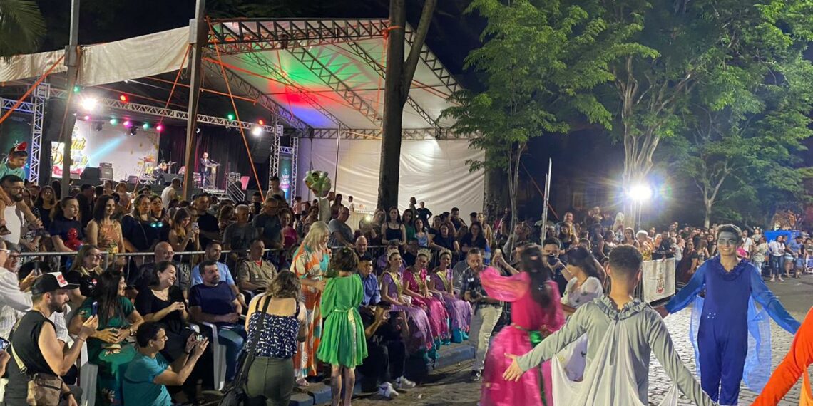 Desfile temático e chegada do Papai Noel são destaques na abertura do Natal na Praça de Sapiranga