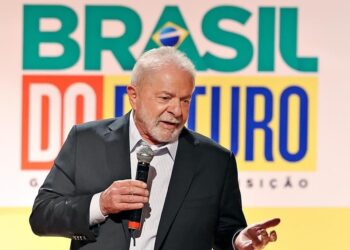 Lula recua e decide manter isenção de impostos federais sobre combustíveis