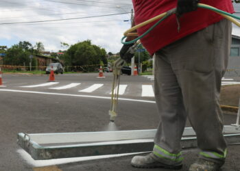 Prefeitura de Sapiranga faz serviços de revitalização da sinalização viária nos bairros