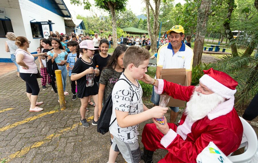 Cerca de 300 crianças da rede municipal de ensino de Sapiranga participam de evento de Natal