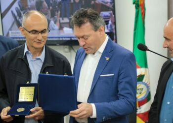 Dalciso homenageia Sindicato Calçadista de Três Coroas