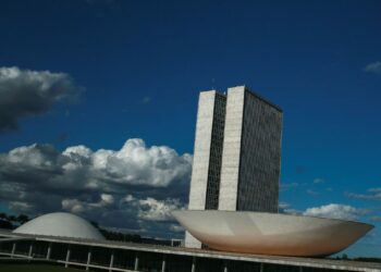 Congresso aprova Orçamento com salário mínimo de R$1.320 para 2023