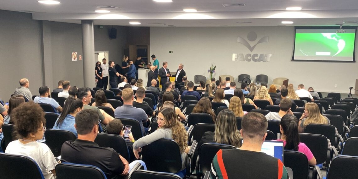 Sicredi Caminho das Águas compartilha experiências e conhecimento após viagens ao exterior em evento na Faccat