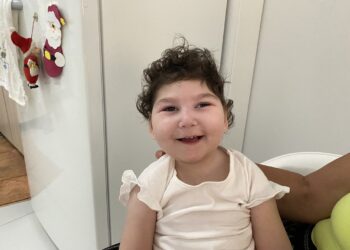 Melinda Moraes de Assis necessita de ajuda para seguir tratamentos