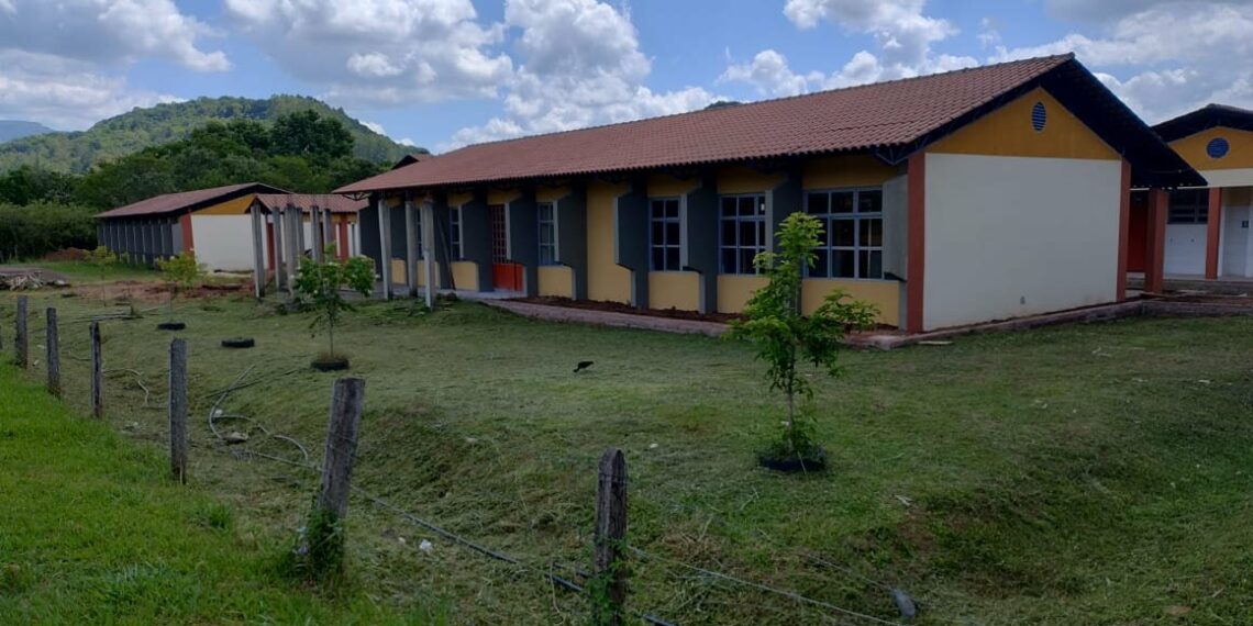 Problemas em obras de escolas e ruas seguem afetando comunidade de Araricá