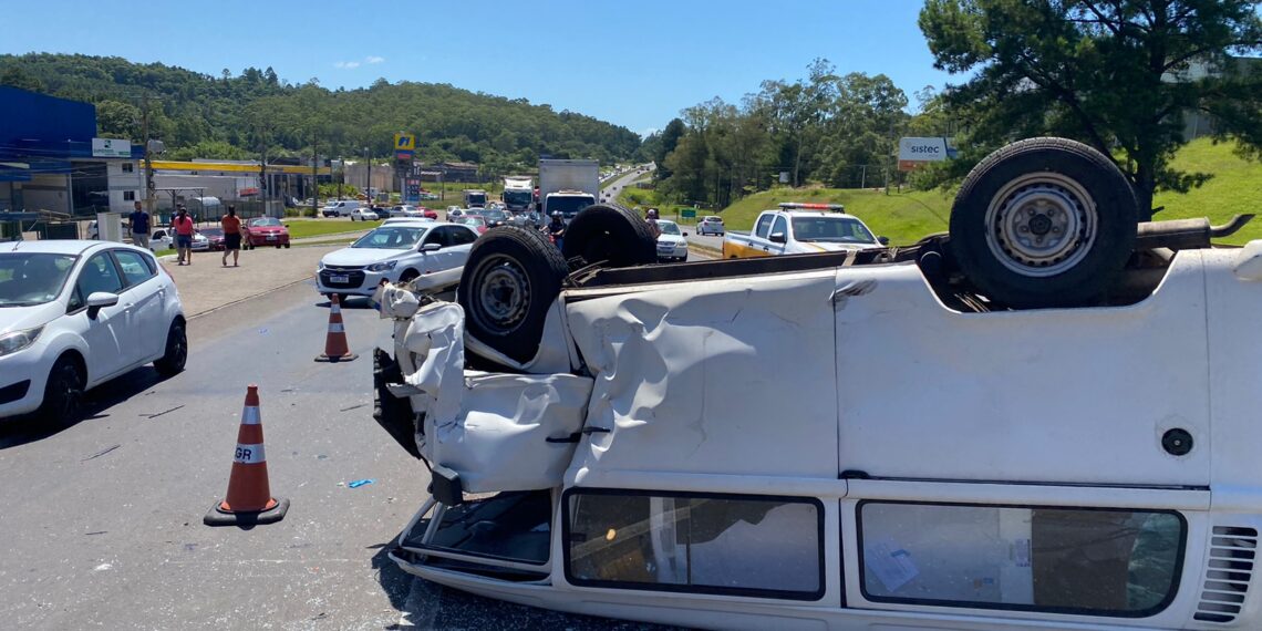 Duas pessoas ficam feridas após acidente com capotamento na RS-239 em Campo Bom
