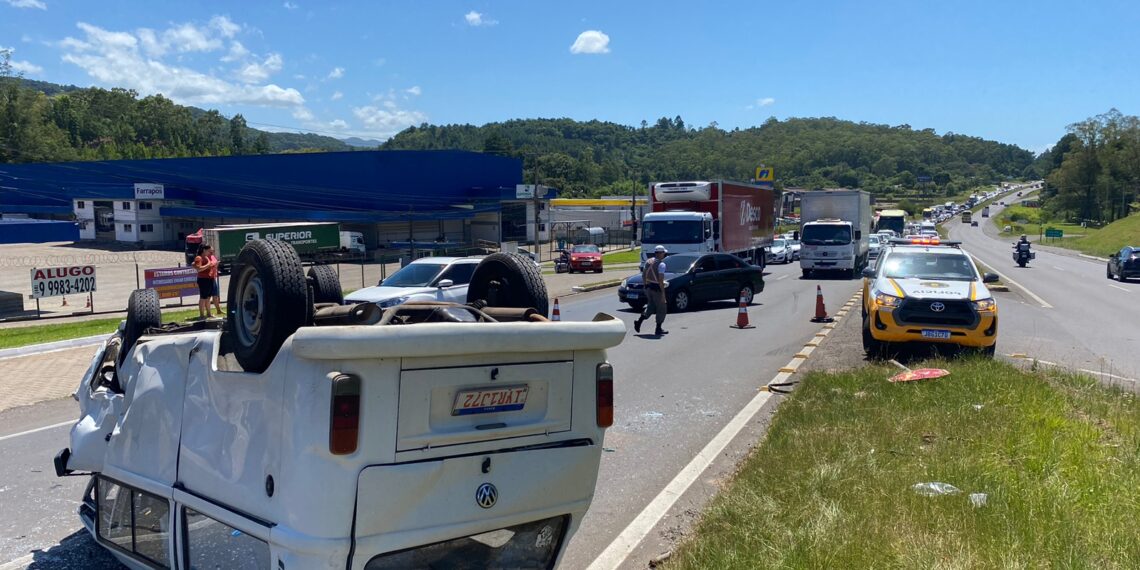 Duas pessoas ficam feridas após acidente com capotamento na RS-239 em Campo Bom