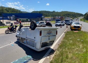 Duas pessoas ficam feridas após acidente com capotamento na RS-239 em Campo Bom