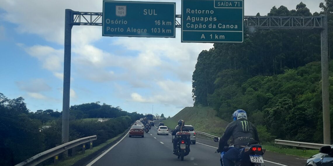 Trânsito é carregado no retorno do litoral em direção a região metropolitana