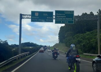 Trânsito é carregado no retorno do litoral em direção a região metropolitana
