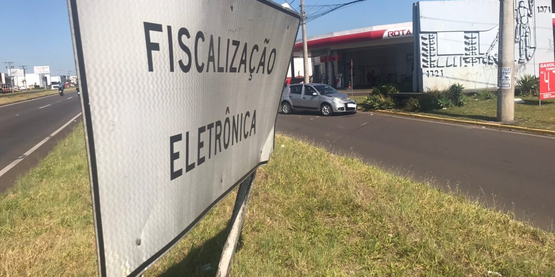 Veículo fica atravessado após acidente na rua lateral da RS-239 em Sapiranga