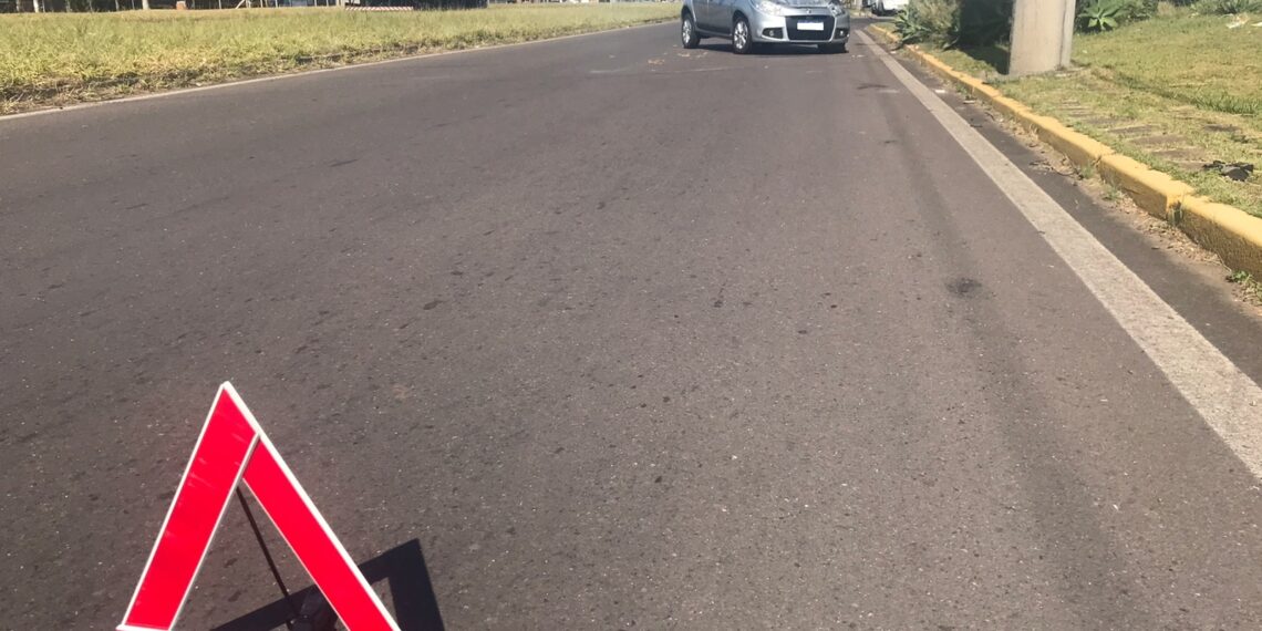 Veículo fica atravessado após acidente na rua lateral da RS-239 em Sapiranga