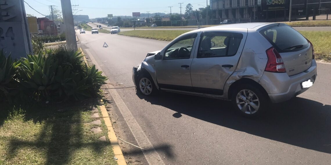 Veículo fica atravessado após acidente na rua lateral da RS-239 em Sapiranga