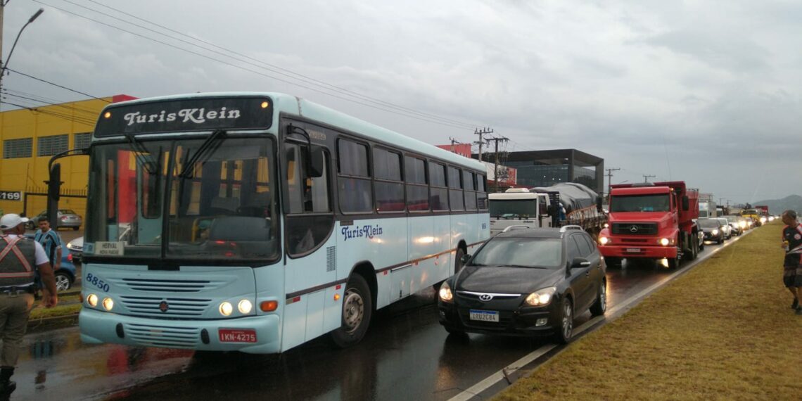 Ônibus estraga e causa congestionamento na RS-239 em Sapiranga