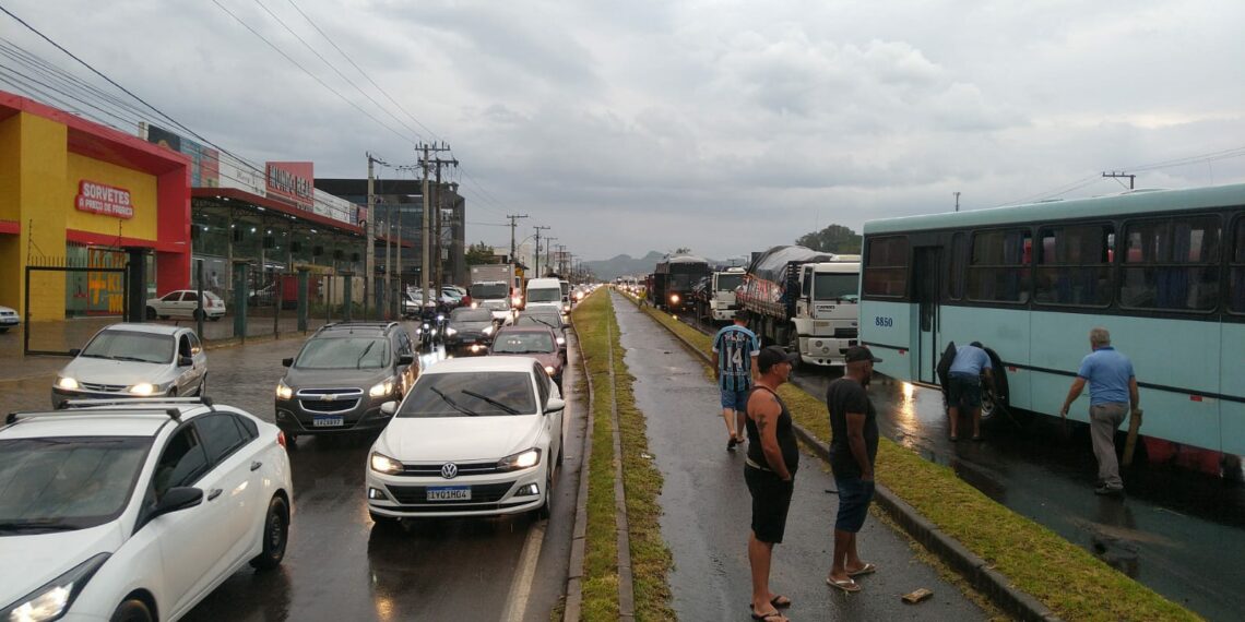 Ônibus estraga e causa congestionamento na RS-239 em Sapiranga