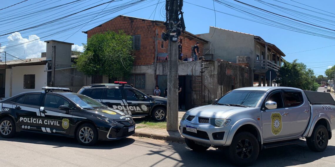 Delegacia de Sapiranga prende mulher com pistolas e adaptadores de submetralhadora