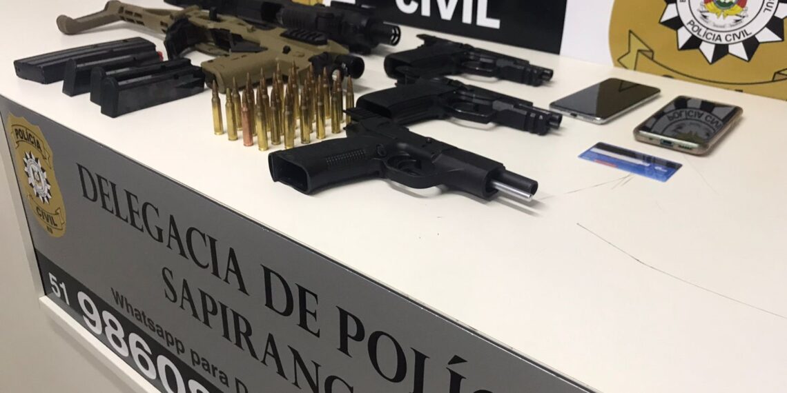 Delegacia de Sapiranga prende mulher com pistolas e adaptadores de submetralhadora