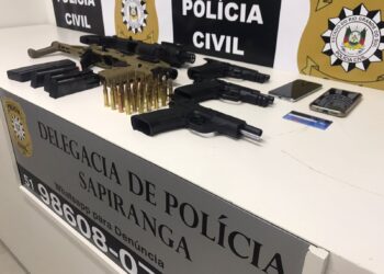 Delegacia de Sapiranga prende mulher com pistolas e adaptadores de submetralhadora