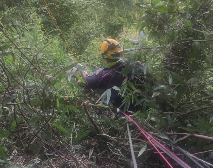 Piloto de paraglider é resgatado por bombeiros após acidente em Sapiranga