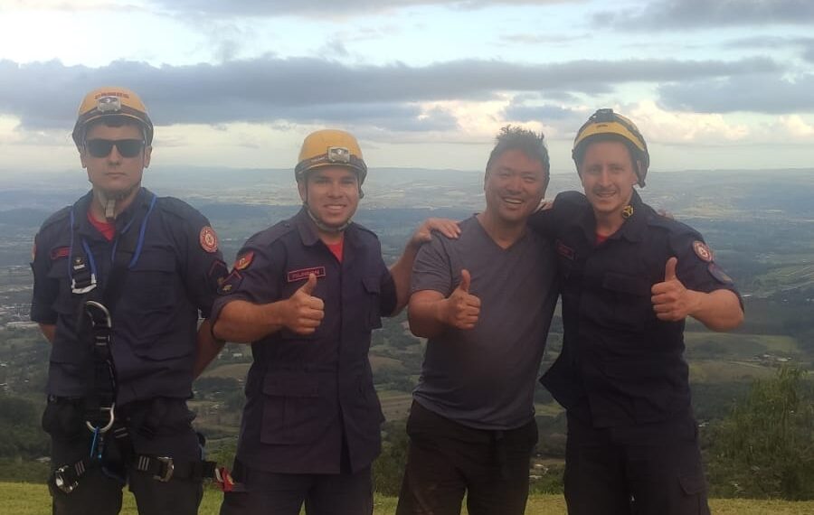 Piloto de paraglider é resgatado por bombeiros após acidente em Sapiranga