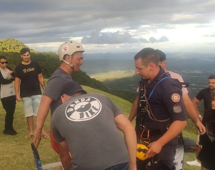 Piloto de paraglider é resgatado por bombeiros após acidente em Sapiranga