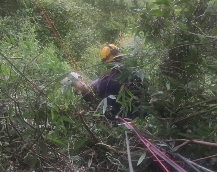 Piloto de paraglider é resgatado por bombeiros após acidente em Sapiranga