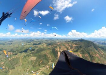 Protagonismo no ar; AGVL é destaque com equipe de parapente