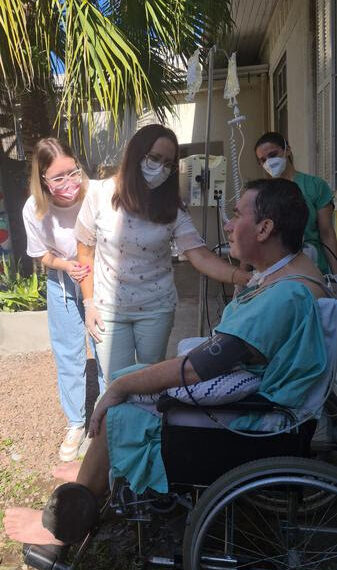 Paciente do Hospital Sapiranga ganha “banho de sol” após 90 dias de internação