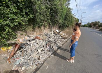 Escola de Sapiranga convive com descarte irregular de lixo na calçada