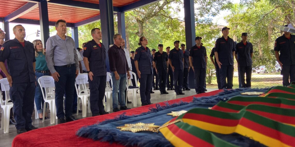 Bombeiros de Campo Bom recebem nova viatura e entregam comendas