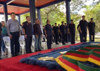 Bombeiros de Campo Bom recebem nova viatura e entregam comendas