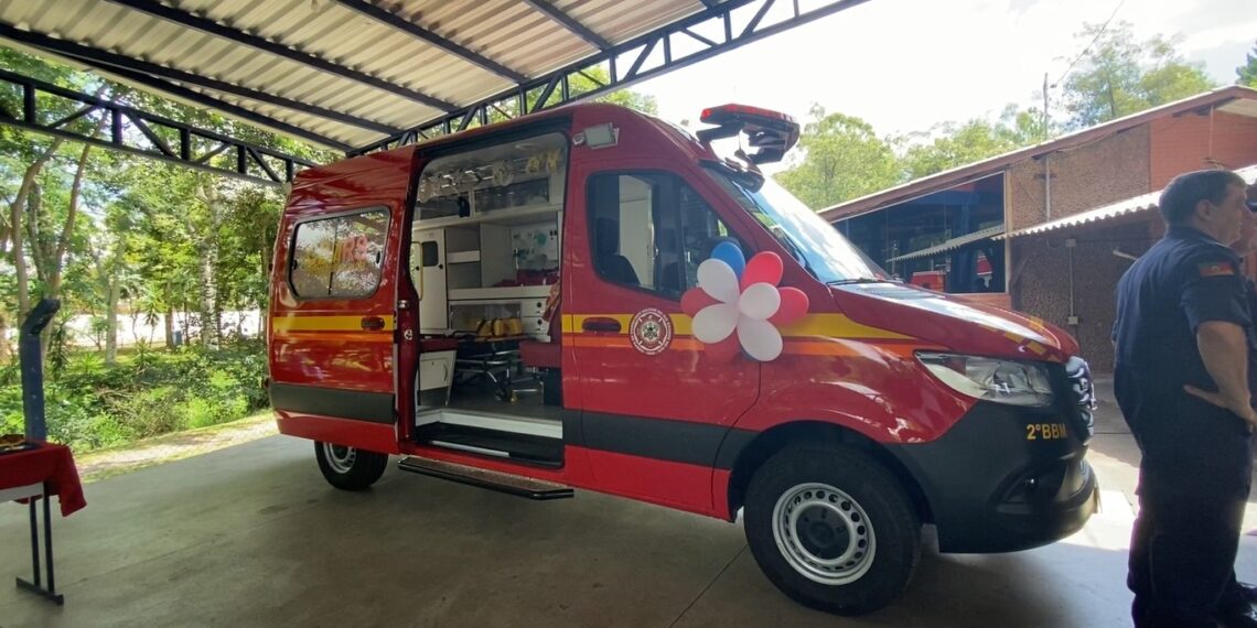 Bombeiros de Campo Bom recebem nova viatura e entregam comendas