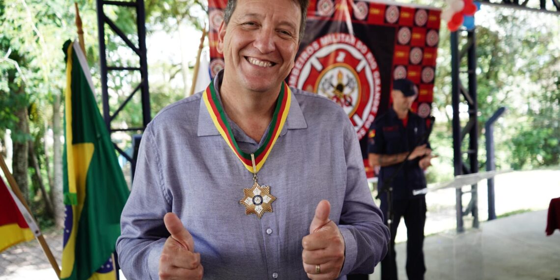 Bombeiros de Campo Bom recebem nova viatura e entregam comendas