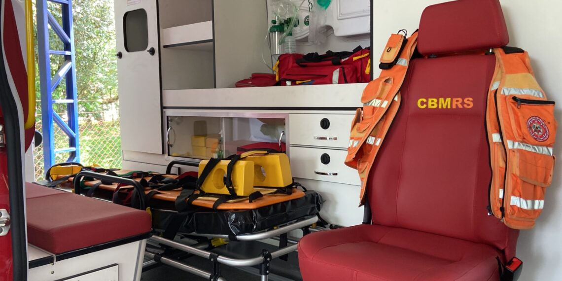 Bombeiros de Campo Bom recebem nova viatura e entregam comendas