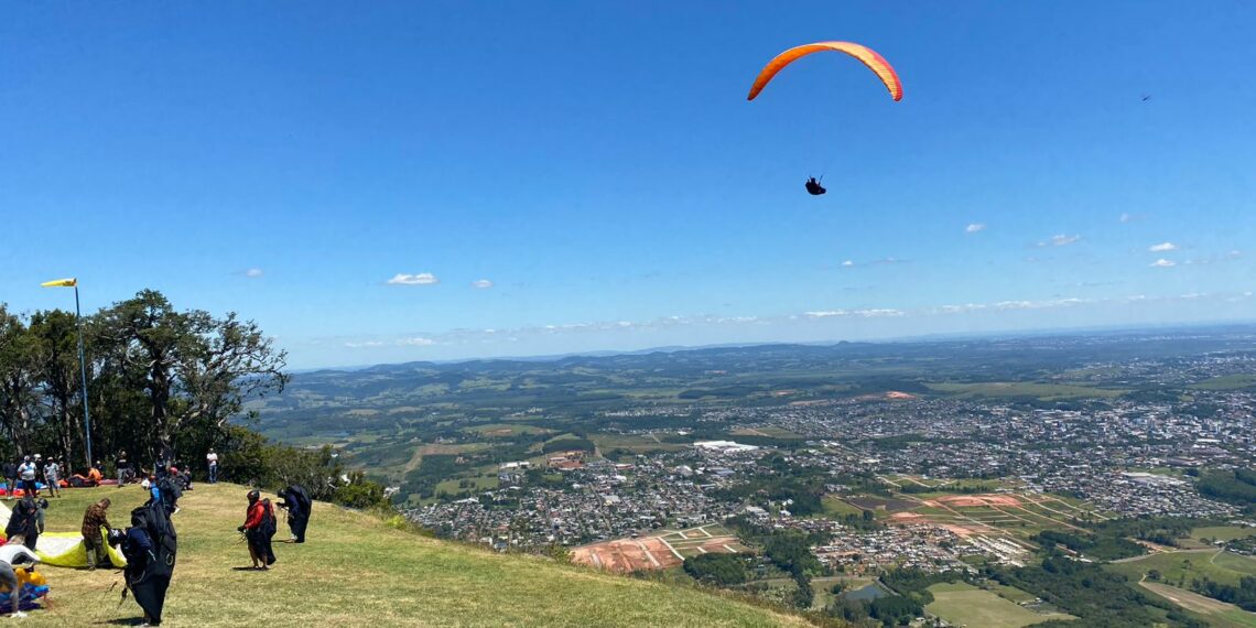 Parapentes colorem o céu das cidades da região em etapa de campeonato