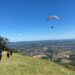 Parapentes colorem o céu das cidades da região em etapa de campeonato