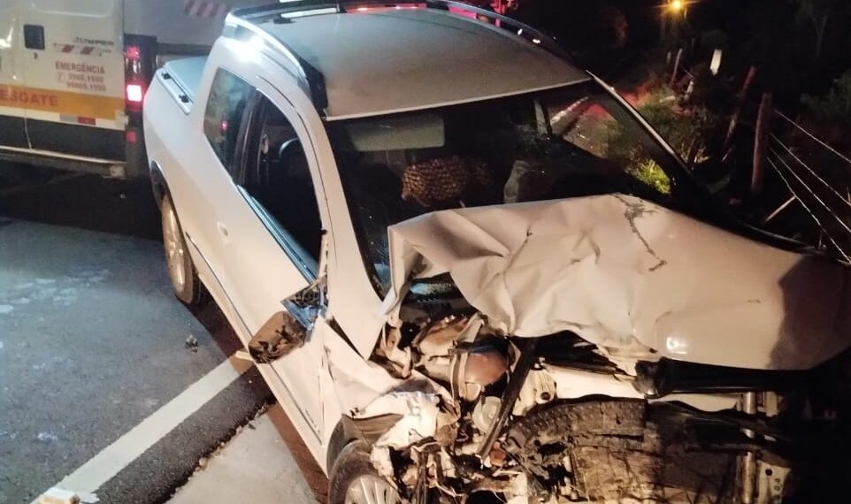 Colisão entre trator e carro mobiliza os bombeiros em Nova Hartz