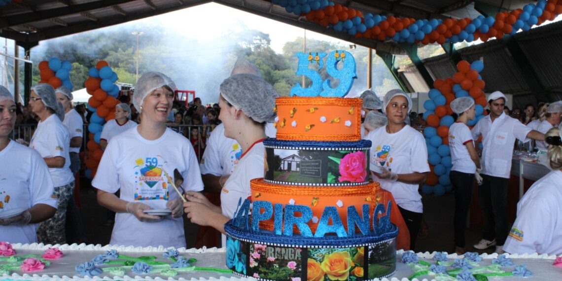 Torta de aniversário é servida à comunidade em Sapiranga