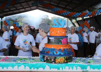 Torta de aniversário é servida à comunidade em Sapiranga
