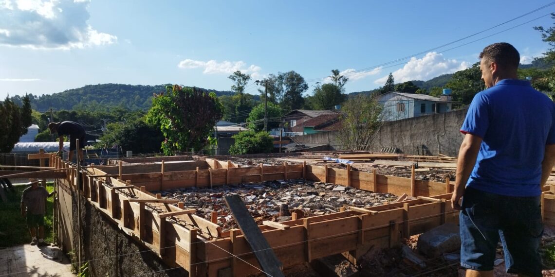 Família inicia reconstrução de casa destruída por incêndio em Campo Bom