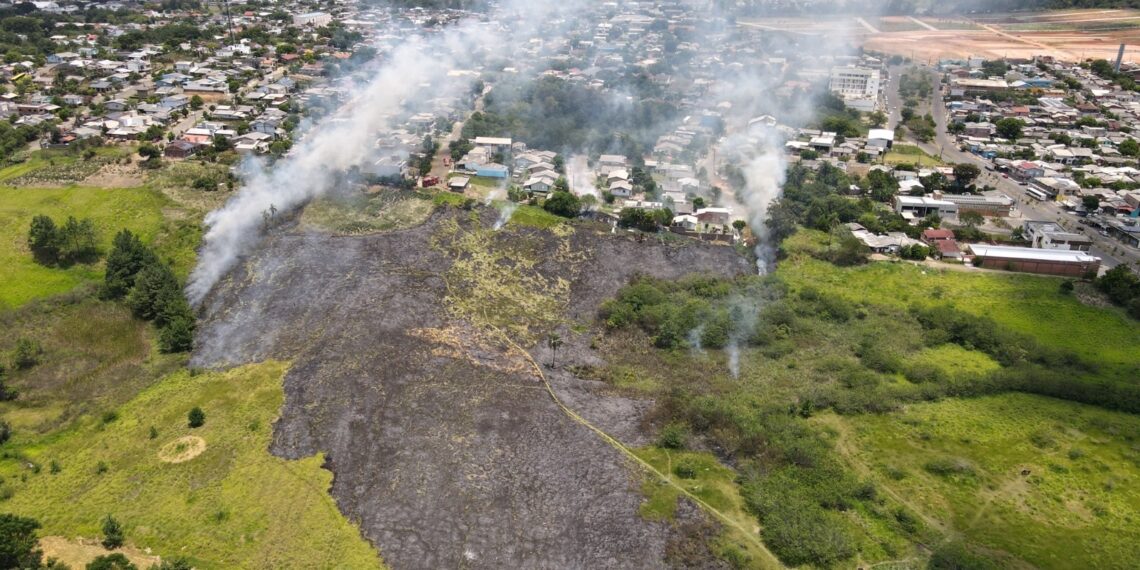 Fogo em área de mata mobiliza bombeiros da região em Sapiranga