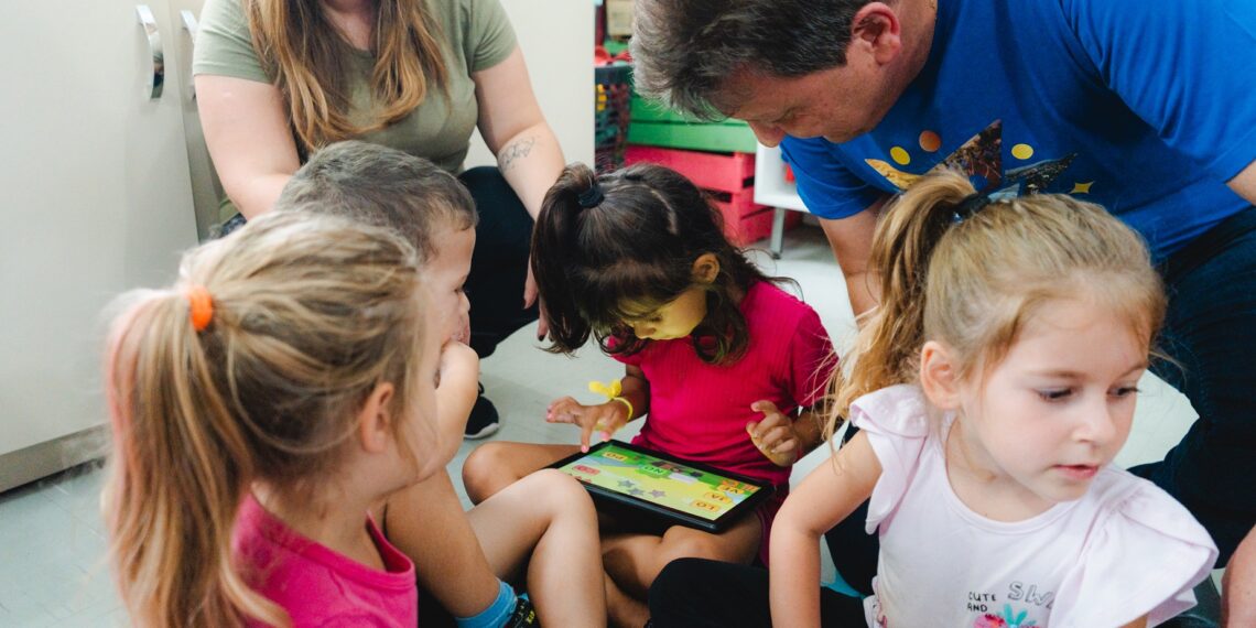 Prefeitura de Campo Bom entrega 1.150 tablets para educação infantil e anos iniciais do fundamental