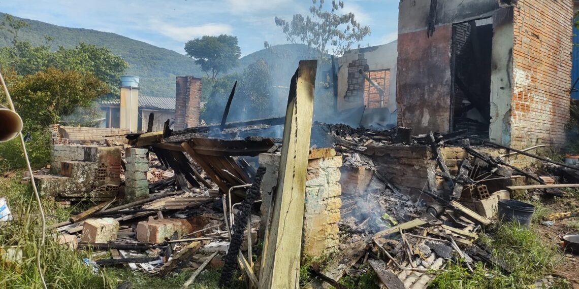 Residência é destruída pelo fogo na madrugada em Nova Hartz