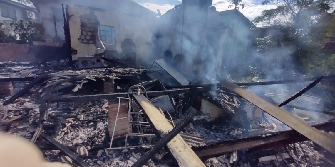 Residência é destruída pelo fogo na madrugada em Nova Hartz