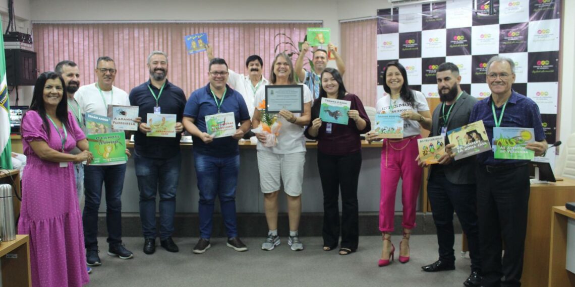 Escritora recebe homenagem na Câmara de Vereadores